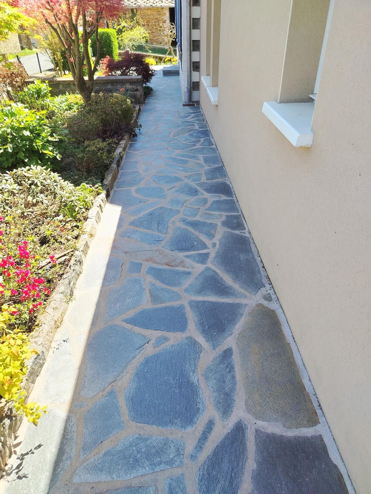 Allée après nettoyage par Éloé Services